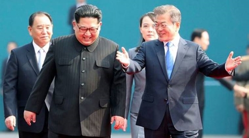 Tổng thống Hàn Quốc Moon Jae-in (phải) và Nhà lãnh đạo Triều Tiên Kim Jong-un. Ảnh: Reuters.