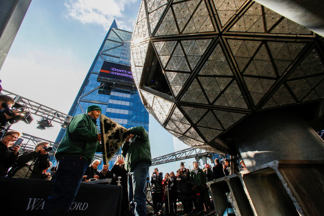 Quả cầu pha lê đón năm mới 2019 trên Quảng trường Thời đại có tổng cộng 2.688 mảnh pha lê hình tam giác. Quả cầu có đường kính 3,65m, nặng 5,38 tấn.