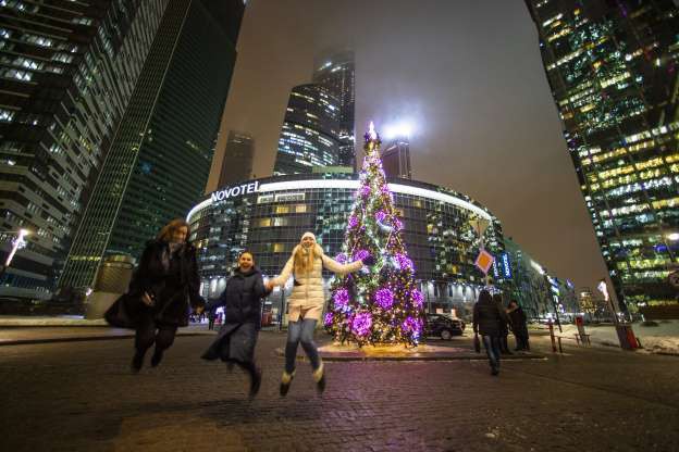 Khung cảnh lung linh đón Giáng sinh, Năm mới bên ngoài tòa nhà cao tầng Moscow City ở thủ đô Moscow. (Ảnh: AP)