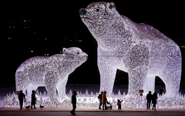 Tác phẩm gấu bắc cực được thắp sáng ở Moscow, Nga để chào đón năm mới. (Ảnh: EPA)