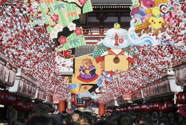 Con đường dẫn vào ngôi đền Asakusa Sensoji ở Tokyo, Nhật Bản được trang trí rực rỡ trước thềm năm mới. (Ảnh: AP)