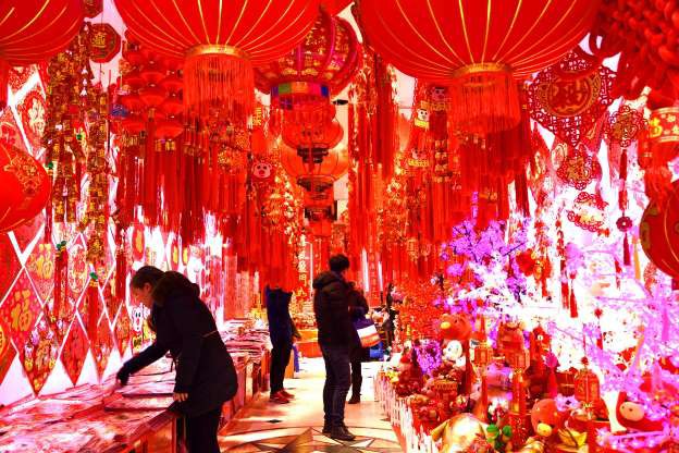 Người dân Trung Quốc mua đồ trang trí để trang hoàng cho căn nhà của mình trước dịp năm mới tại một chợ ở Thượng Hải. (Ảnh: Getty)