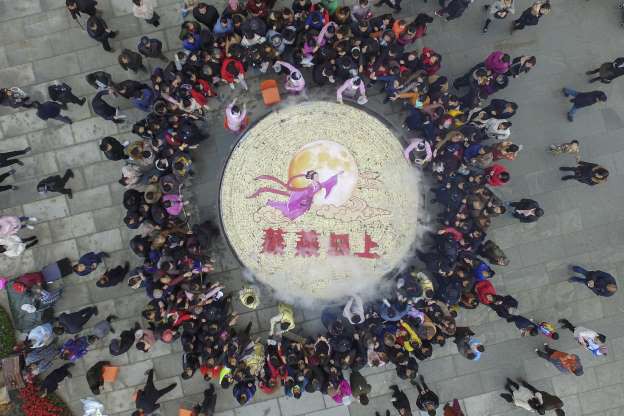 Nồi bánh khổng lồ với đường kính 8 mét, chứa khoảng 8.800 chiếc bánh được dựng lên để phát miễn phí cho du khách ở Nghi Xuân, Giang Tây, Trung Quốc dịp chào đón năm mới. (Ảnh: Getty)