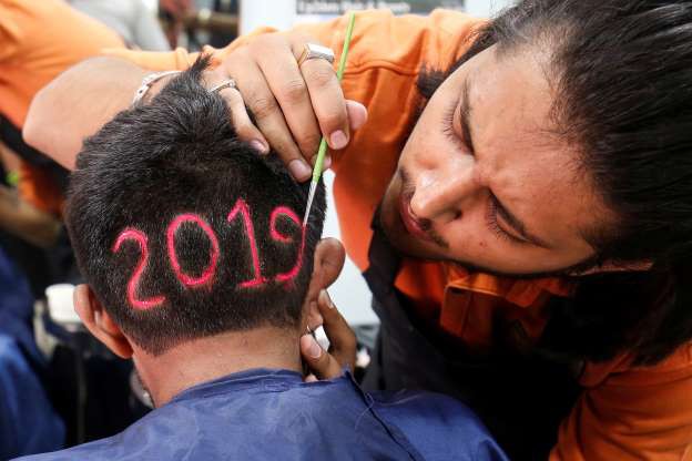 Một người đàn ông Ấn Độ cắt tóc có số 2019 để chào đón năm mới. (Ảnh: Reuters)