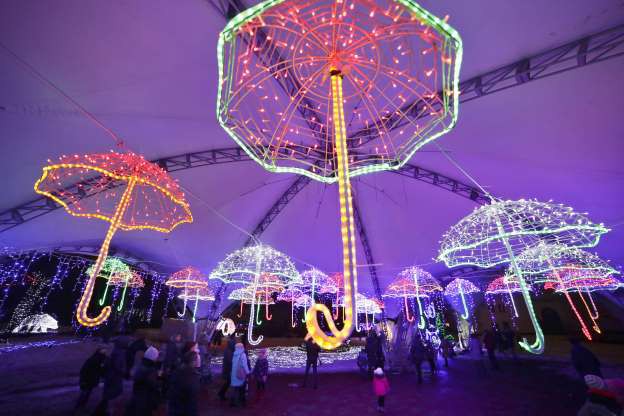 Những chiếc ô được trang trí bằng đèn nháy tạo khung cảnh lung linh huyền ảo tại một công viên ở thành phố Minsk, Belarus trước dịp năm mới. (Ảnh: AP)