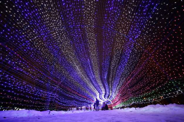 Màn biểu diễn ánh sáng chào đón năm mới ở công viên thuộc thành phố Minsk, Belarus. (Ảnh: AP)