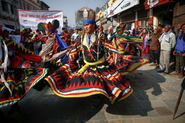 Màn biểu diễn đường phố truyền thống tưng bừng, nhộn nhịp của cộng đồng người Gurung ở Nepal chuẩn bị đón năm mới. (Ảnh: Getty)