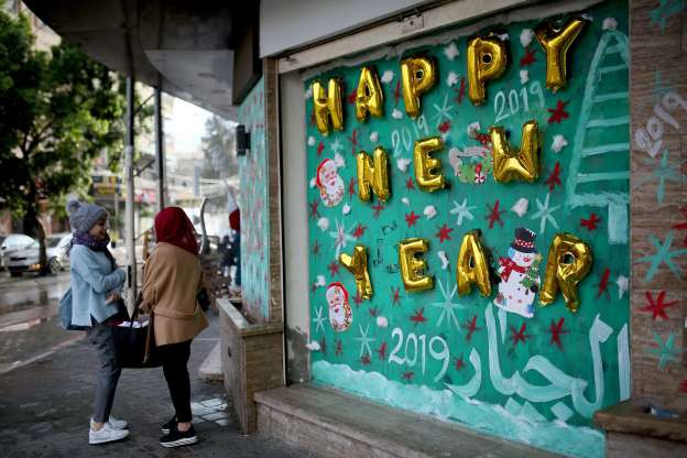 Các cửa hiệu ở Palestine trang trí đón năm mới. (Ảnh: Getty)