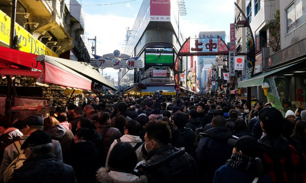 Người dân Tokyo mua sắm vào chiều 31/12. Ảnh: AFP.