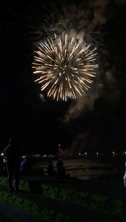 Người dân Samoa cùng hướng lên bầu trời xem màn trình diễn pháo hoa chào mừng năm mới 2019 (ảnh Mirror)
