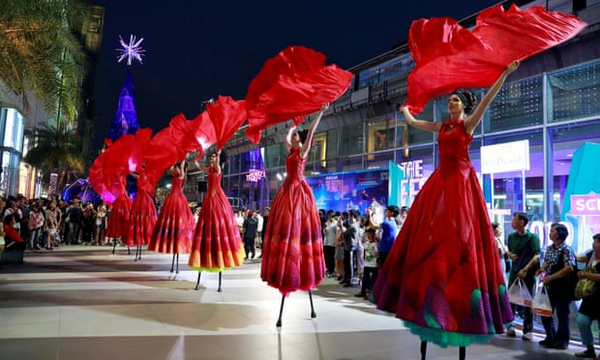 Các nghệ sĩ Thái Lan biểu diễn trong lễ đón năm mới tại thủ đô Bangkok. Ảnh: Reuters.