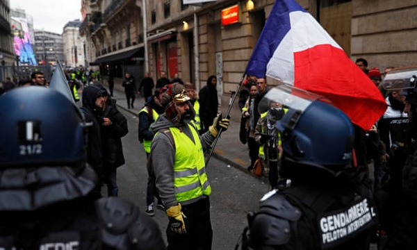Cảnh sát và người biểu tình áo vàng tại Paris hôm 29/12. Ảnh: AFP.