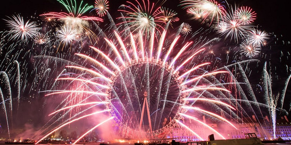 Buổi trình diễn pháo hoa ở thủ đô London đêm giao thừa 2018. Ảnh: AFP.