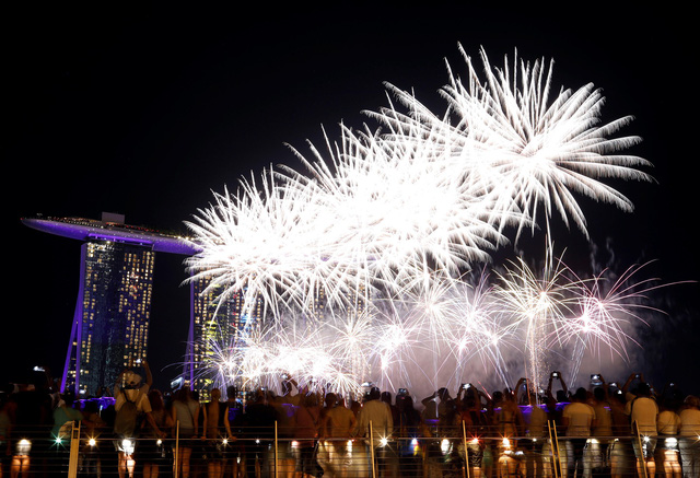 Pháo hoa được bắn trước thời khắc giao thừa tại Singapore. (Ảnh: Sky)