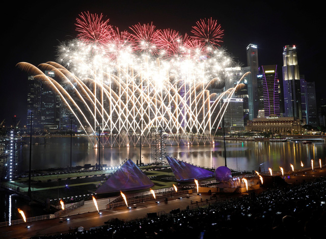 Khoảnh khắc ấn tượng tại Singapore trước thời khắc chuyển giao năm cũ - năm mới. (Ảnh: Reuters)