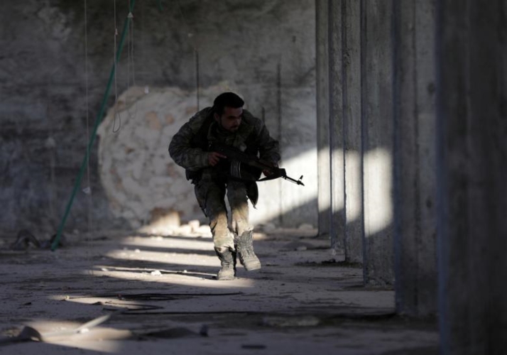 Lính “Quân đội Syria Tự do” (FSA) cầm súng AK ở vùng ngoại ô al-Bab, Syria.