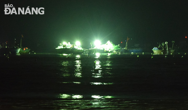 Các thuyền xúc ruốc về pha đèn sáng rực một góc biển bãi Ngang