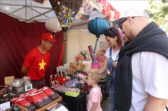 Giới thiệu văn hóa Việt tại Hội chợ ASEAN Bazar ở Argentina
