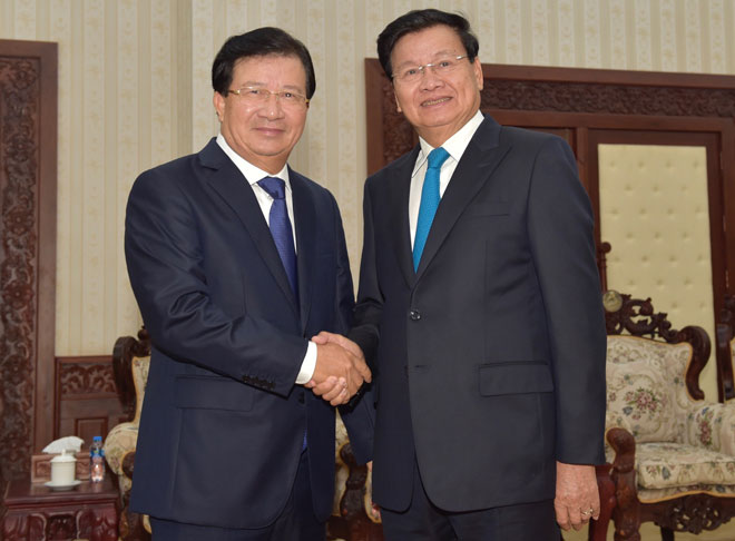 Phó Thủ tướng Trịnh Đình Dũng hội kiến Thủ tướng và Chủ tịch Quốc hội Lào