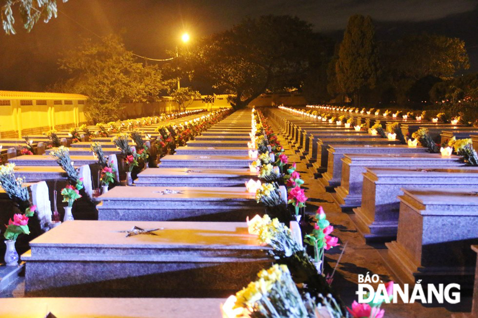 Đồng loạt 27 nghĩa trang và bia tưởng niệm anh hùng liệt sỹ trên địa bàn thành phố Đà Nẵng được các đơn vị trực thuộc Thành Đoàn tổ chức thắp nến tri ân.