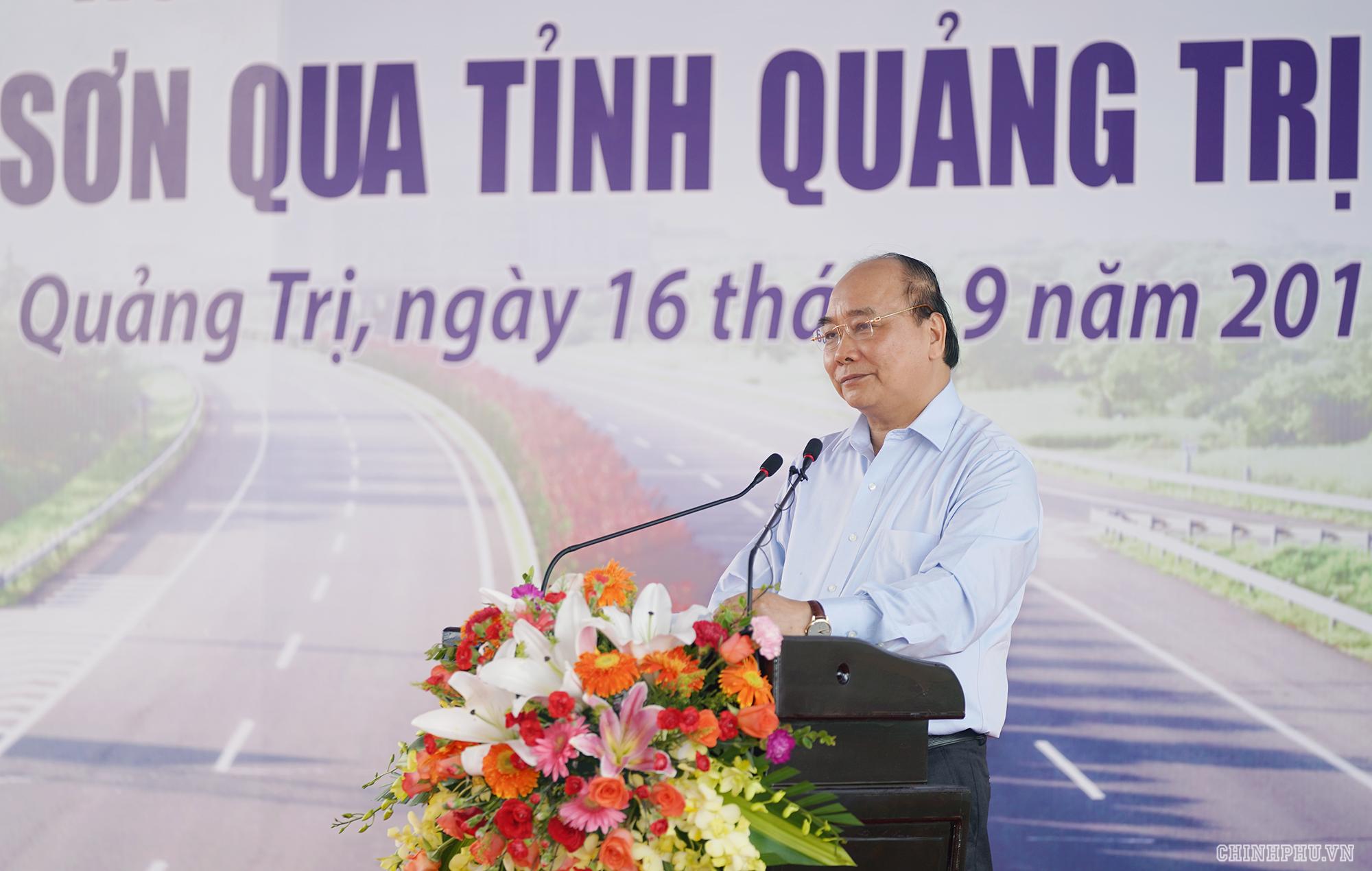 Thủ tướng Nguyễn Xuân Phúc phát lệnh khởi công xây dựng dự án tuyến cao tốc Cam Lộ-La Sơn - Ảnh: VGP/Quang Hiếu