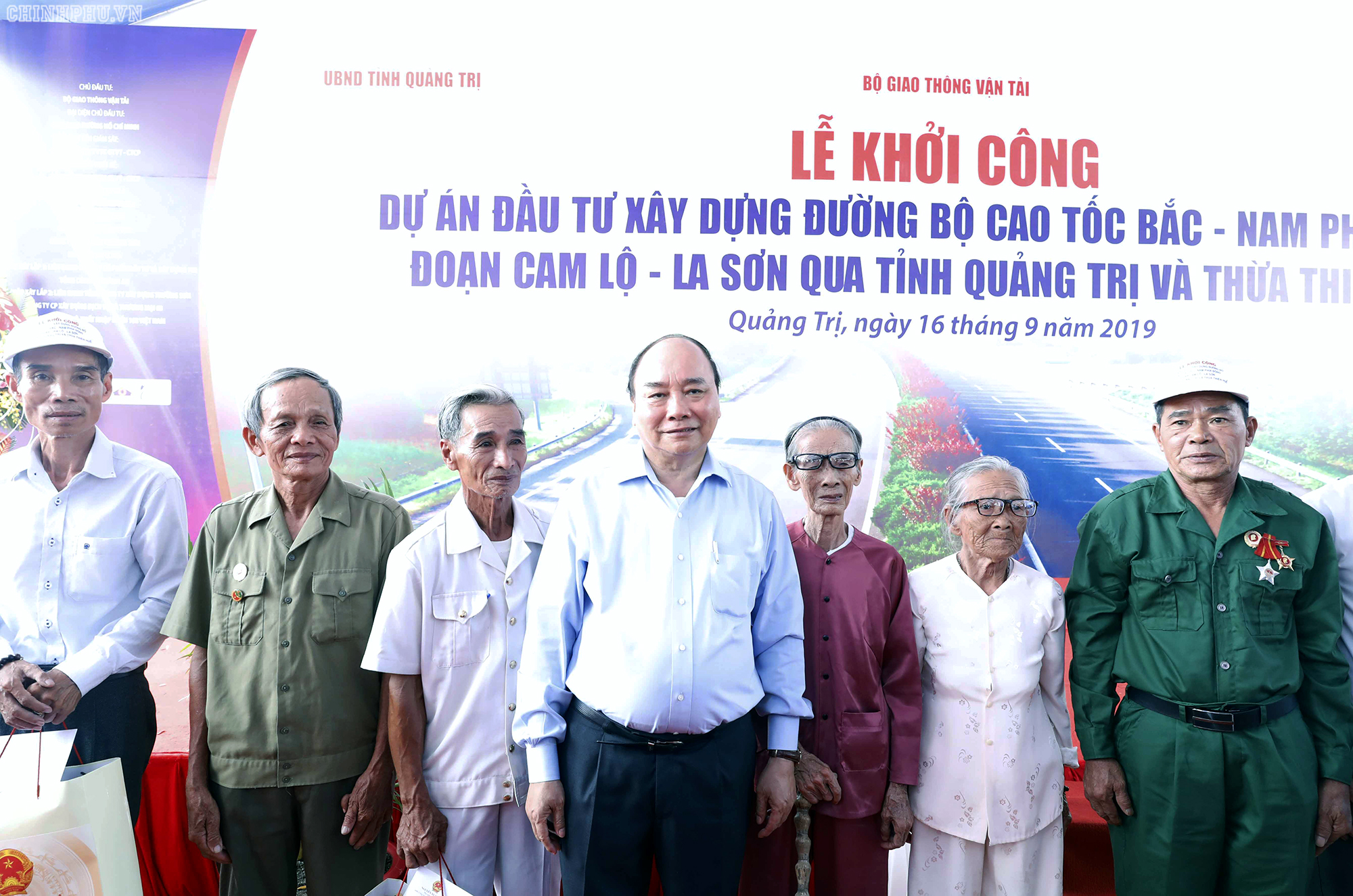 Thủ tướng Nguyễn Xuân Phúc lưu ý chính quyền địa phương các cấp quan tâm chăm lo, tạo điều kiện cho người dân có chỗ sinh sống, sản xuất, kinh doanh, ổn định cuộc sống - Ảnh: Thủ tướng  và người dân trong vùng dự án (VGP/Quang Hiếu)