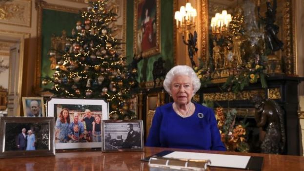 Nữ hoàng Elizabeth II đã ghi hình Thông điệp Giáng sinh hàng năm của mình tại lâu đài Windsor (Berkshire, Vương quốc Anh). Ảnh: BBC