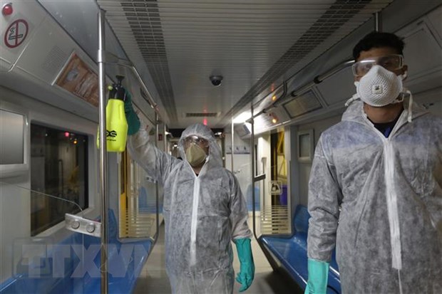 Phun thuốc khử trùng một tàu điện ngầm ở Tehran, Iran ngày 26/2/2020 nhằm ngăn chặn sự lây lan của dịch COVID-19. (Nguồn: AFP/TTXVN)