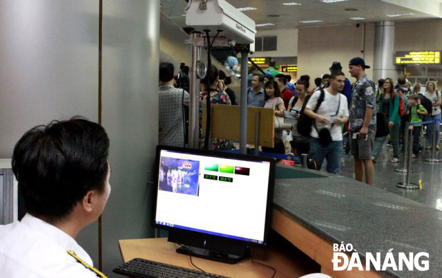 Giám sát thân nhiệt hành khách tại Sân bay Quốc tế Nội Bài. Ảnh: Cục HKVN.