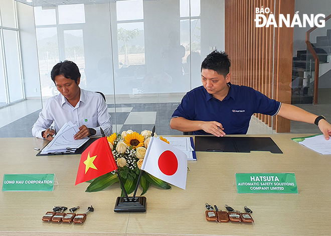 The signing ceremony between representatives from the the Long Hau JSC and Japan's Hatsuta Automatic Safety Solutions Co., Ltd, in progress