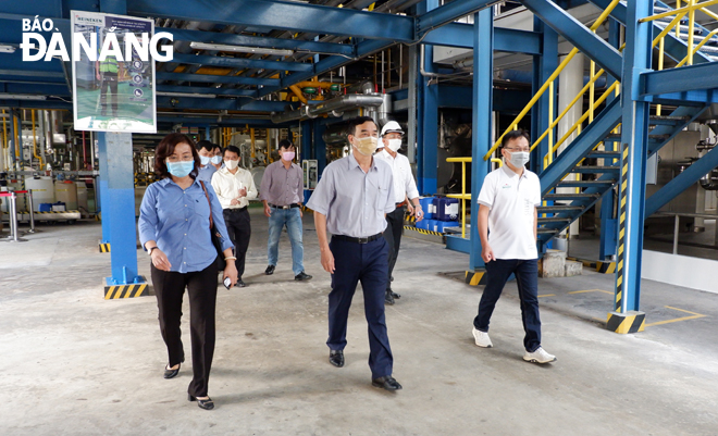 Phó Chủ tịch UBND thành phố Lê Trung Chinh kiểm tra tình hình sản xuất của doanh nghiệp vào sáng 5-4. Ảnh: PV