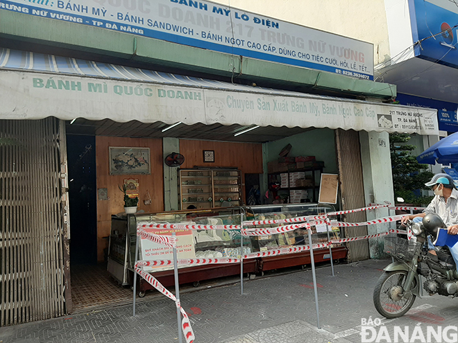 Một cửa hàng bán bánh mì lớn trên đường Trưng Nữ Vương triển khai việc giữ khoảng cách 2m đối với người dân khi đến mua hàng. Ảnh: KHÁNH HÒA