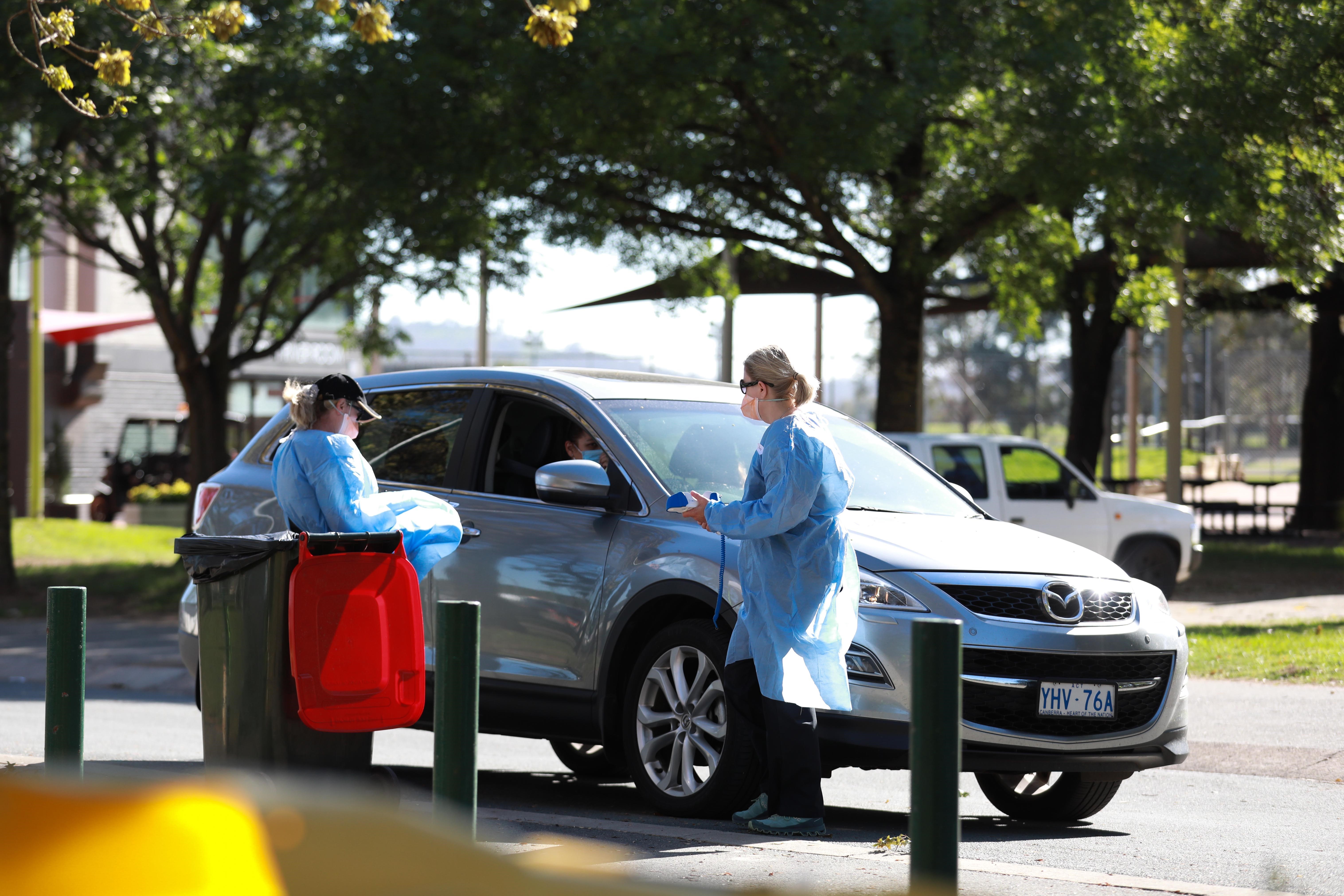  Nhân viên y tế lấy mẫu xét nghiệm Covid-19 tại Canberra, Australia ngày 20-3-2020. Ảnh: THX-TTXVN