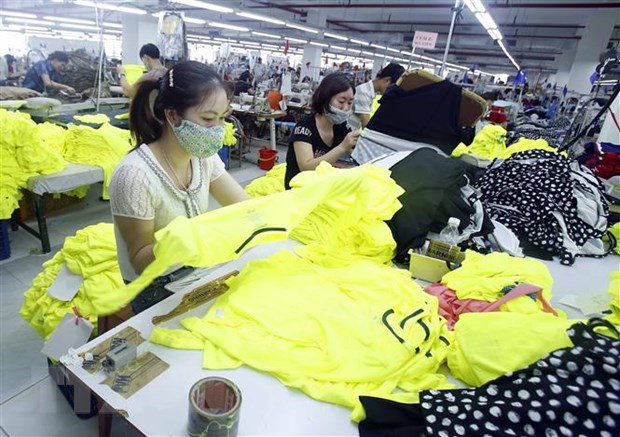 Sản xuất sản phẩm may mặc tại Công ty cổ phần may và dịch vụ Hưng Long (huyện Mỹ Hào, Hưng Yên). (Ảnh minh họa: TTXVN)