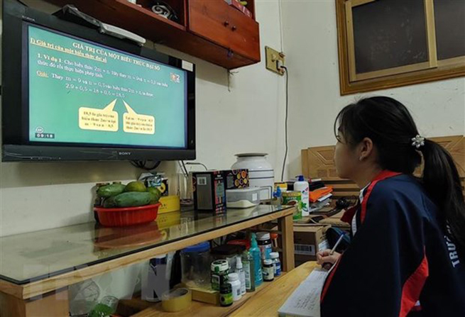 Học sinh học qua truyền hình tại nhà. (Ảnh: Nguyễn Cúc/TTXVN)