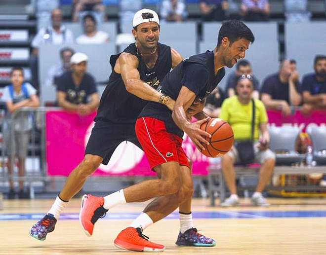 Novak Djokovic (trái) chơi bóng rổ với Dimitrov (đã dương tính với SARS-CoV-2).Ảnh: Dailymail