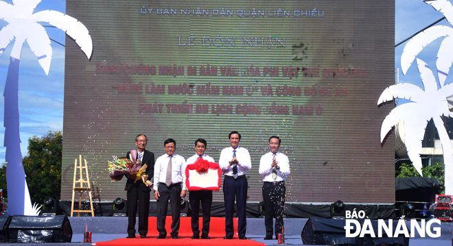 Phó Chủ tịch UBND thành phố Trần Văn Miên (thứ 2) phải sang trao Bằng Chứng nhận DI sản văn hóa phi vật thể quốc gia 