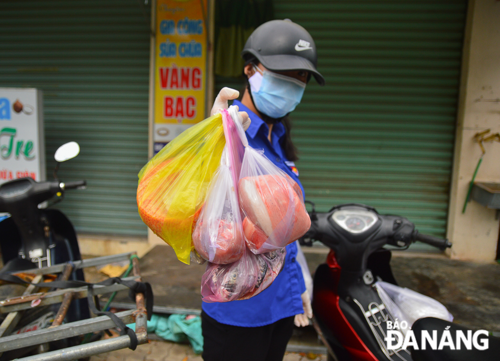 Already-bought food parcels consisting of meat, fish, fruits and vegetables, and beverage