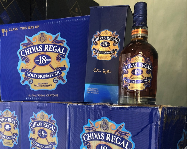 Phát hiện 400 chai rượu có nhãn Chivas không rõ nguồn gốc