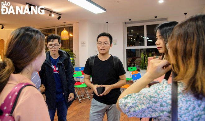 Nguyễn Văn Minh Đức (giữa) chia sẻ những bài học khởi nghiệp với các bạn trẻ Đà Nẵng.  Ảnh: KHANG NINH	