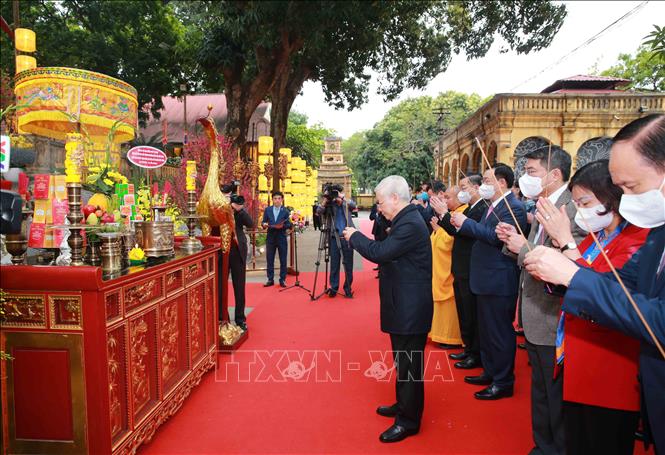 Tổng Bí thư, Chủ tịch nước dâng hương và trồng cây lưu niệm tại Hoàng Thành Thăng Long
