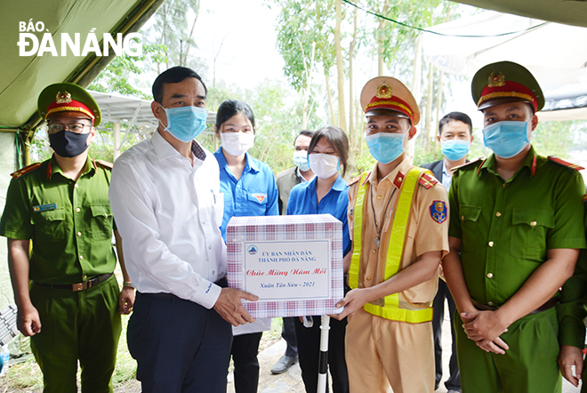 Chủ tịch UBND thành phố Lê Trung Chinh tặng quà động viên lực lượng làm nhiệm vụ tại chốt Tỉnh lộ 605 (đoạn lên núi Bồ Bồ, xã Hòa Tiến, huyện Hoà Vang). Ảnh: NGỌC PHÚ