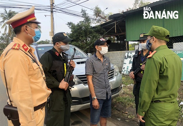 Đối tượng Nguyễn Quách Nguyện (giữa) bị lực lượng công an phát hiện, bắt giữ khi đang trên đường chở 3 người Trung Quốc nhập cảnh trái phép. Ảnh: L.HÙNG