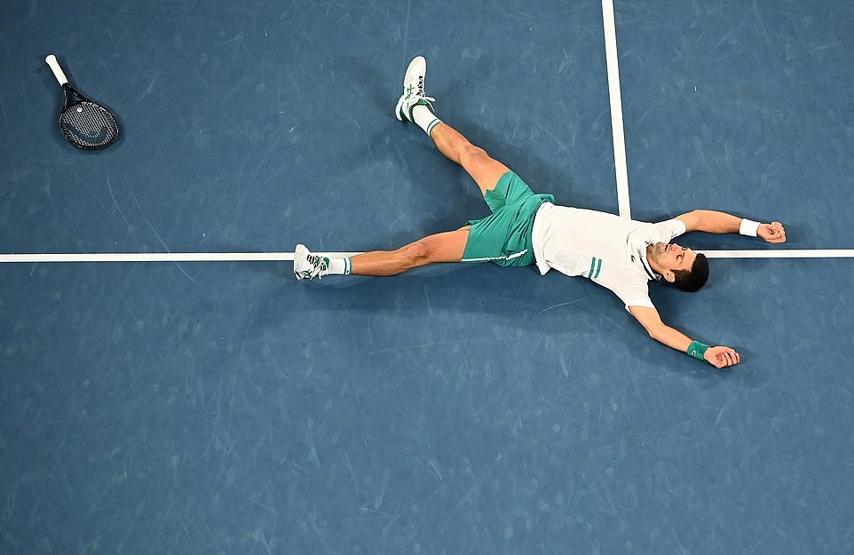 Cảm xúc của Djolovic khi giành được danh hiệu Grand Slam thứ 18 sau gần 2 giờ thi đấu. Ảnh: AFP