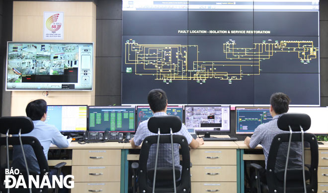 Việc đẩy mạnh chuyển đổi số giúp ngành điện Đà Nẵng nâng cao chất lượng dịch vụ. TRONG ẢNH: Nhân viên PC Đà Nẵng điều hành hoạt động thông qua hệ thống tự động. 						      (Ảnh: Đơn vị cung cấp)