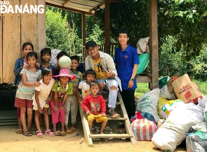 Nguyễn Văn Thắng (bìa phải) trong một hoạt động trao quà cho trẻ em ở vùng cao Quảng Nam. Ảnh: U.M	