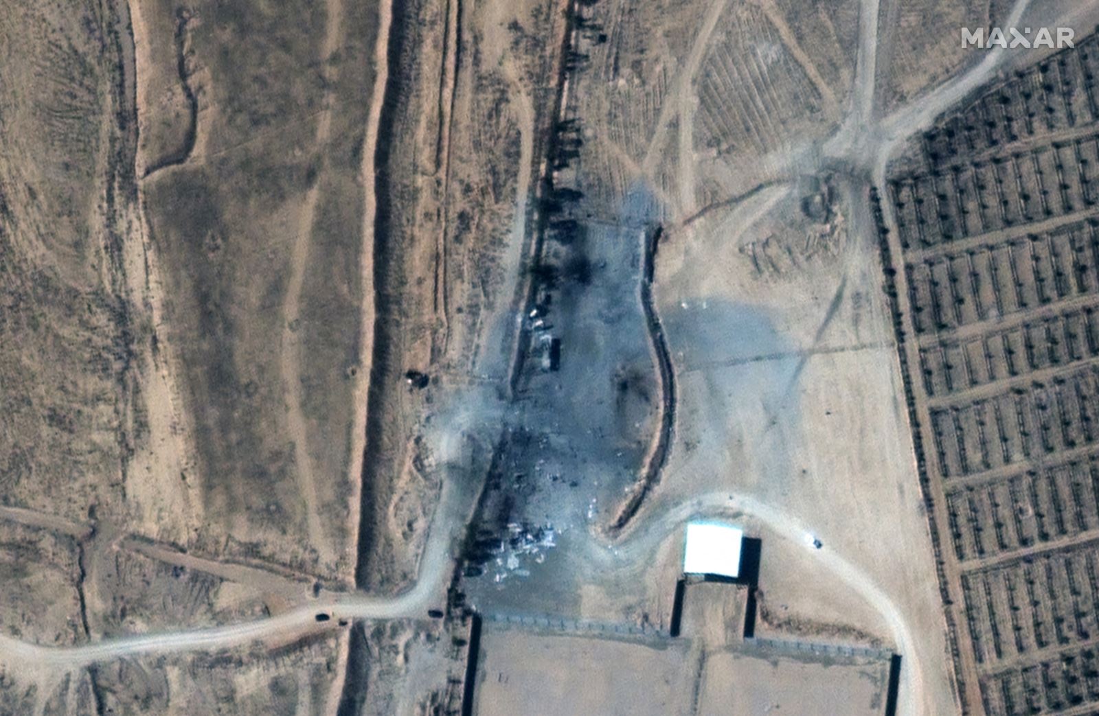 Những tòa nhà bị phá hủy sau vụ không kích của không quân Mỹ xuống khu vực cửa khẩu gần Alm-Qaim, biên giới Syria và Iraq ngày 26/2/2021. Ảnh: AFP/TTXVN