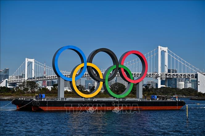 Biểu tượng của thế vận hội Olympic tại Tokyo, Nhật Bản, ngày 1/12/2020. Ảnh: AFP/TTXVN
