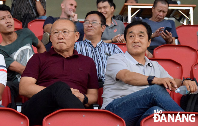 HLV Park Hang-seo (bên trái) dự khán 1 trận đấu của SHB Đà Nẵng trong năm 2019. Ảnh: ANH VŨ