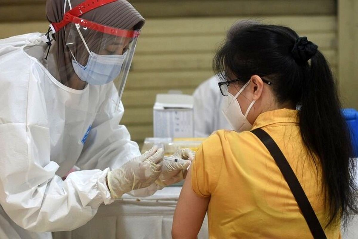 Một phụ nữ đang được tiêm vắc-xin ngừa Covid-19 tại Jakarta, Indonesia.  Ảnh: THX/ZUMA PRESS
